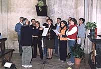 I canti eseguiti dal coro diretto da Pino Marchetti si alternano alle spiegazioni