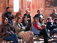 Il sindaco di Melzo, Paolo Sabbioni (secondo in piedi da destra), segue una visita guidata di Mario Gargantini