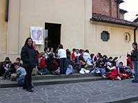 ...un'altra attende di entrare