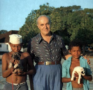 Marcello Candia con alcuni bambini durante uno dei viaggi verso l'interno del Territorio Federale dell'Amap