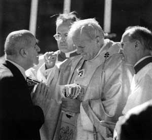 Marcello Candia riceve la Comunione da Giovanni Paolo II durante la visita del Papa a Marituba (8 luglio 1980)