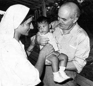 Marcello Candia con suor Raffaella, Missionaria dell'Immacolata, in un posto medico alla periferia di Macap